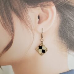 遊び心溢れるピアスで楽しい気持ちに。