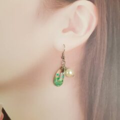 耳元で揺れるハーバリウム風ピアス