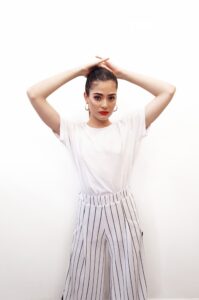 白Tシャツ、インナー、レディース、見せる